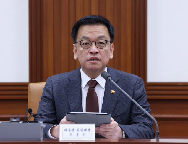 최상목 대통령 권한대행 부총리 겸 기획재정부 장관이 5일 정부서울청사에서 열린 '국정현안관계장관회의 겸 경제관계장관회의 겸 산업경쟁력강화관계장관회의'에서 발언하고 있다. <연합뉴스>